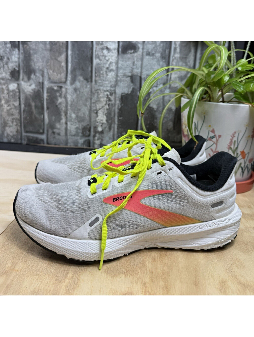 Brooks Launch 9 Women’s Gray/Pink Low Top Lace-Up Logo Sneakers